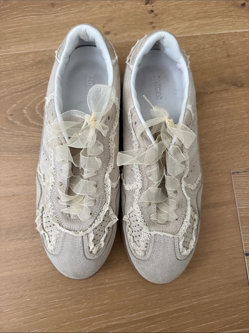 ALOHAS Cream Lace-Trim Sneakers